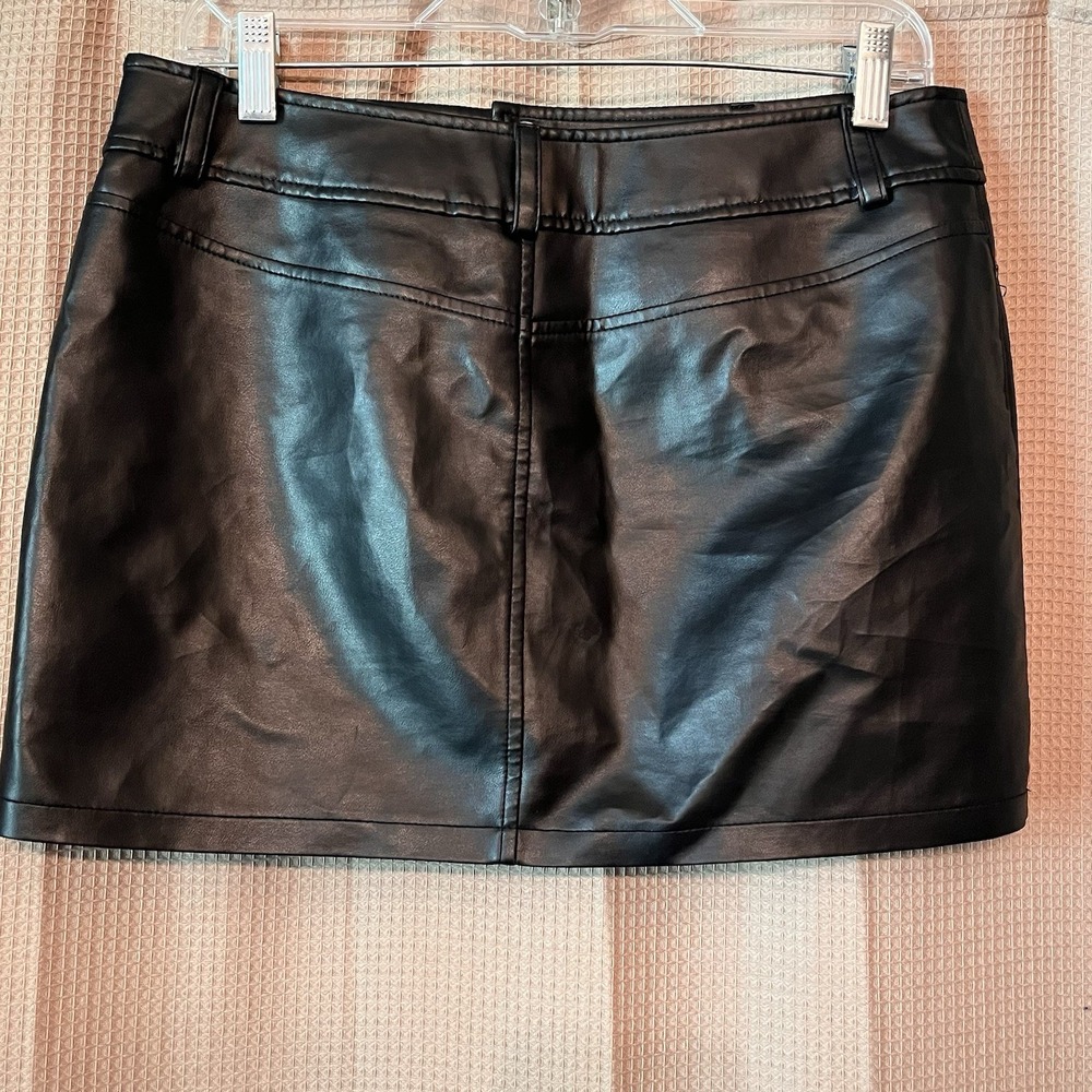 Express Black Faux Leather Mini Skirt Y2K Sz 7  Vegan Grunge Festival Rave - Picture 2 of 5
